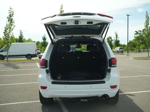 Used 2018 Jeep Grand Cherokee Altitude RWD image 17