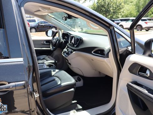 Used 2023 Chrysler Pacifica Touring-L FWD image 31