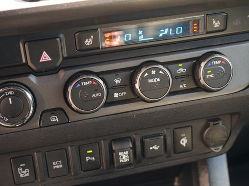 Used 2020 Toyota Tacoma TRD Off-Road w/ Technology Package AWD/4WD image 21
