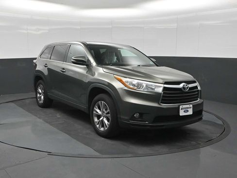 Used 2016 Toyota Highlander Plus FWD image 2