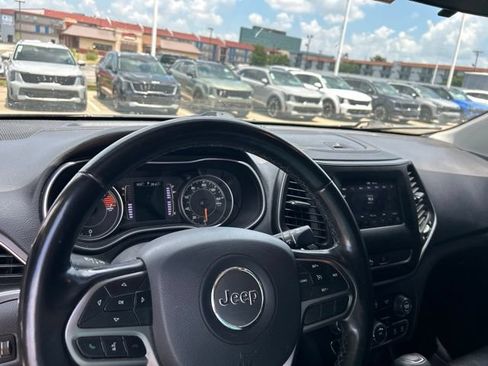 Used 2020 Jeep Cherokee Latitude Plus w/ Cold Weather Group FWD image 5