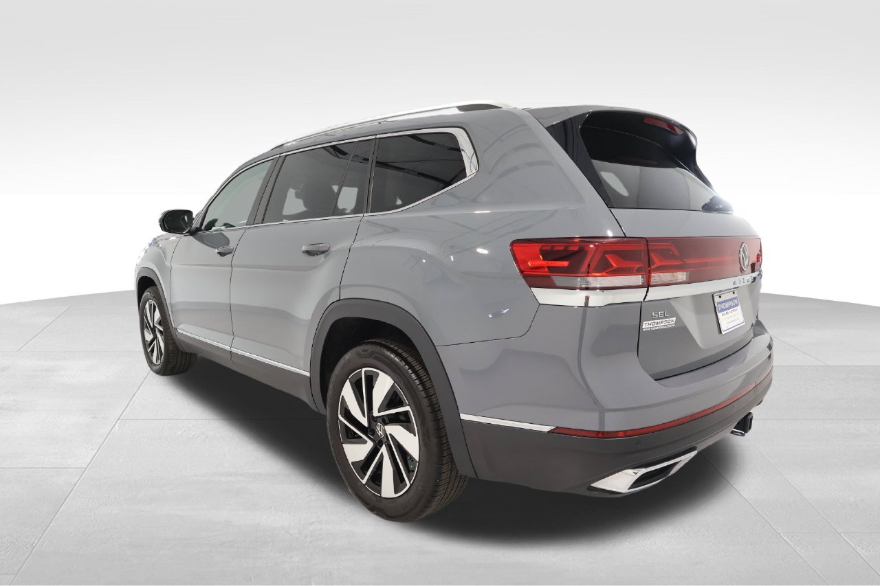 Used 2025 Volkswagen Atlas SEL AWD/4WD image 2