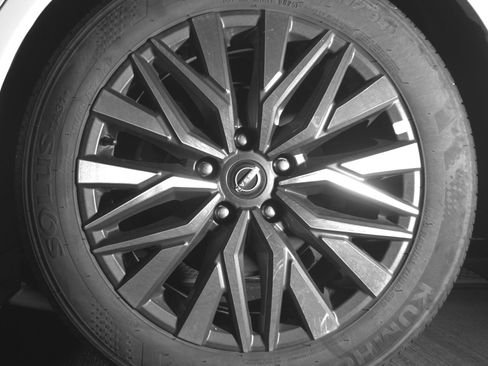 Used 2025 Nissan Altima 2.5 SV FWD image 14