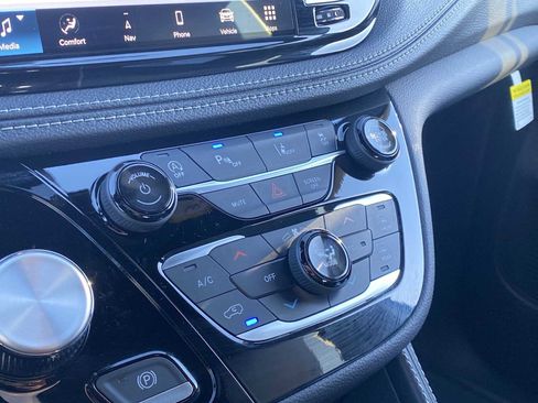 New 2026 Chrysler Pacifica Limited image 24