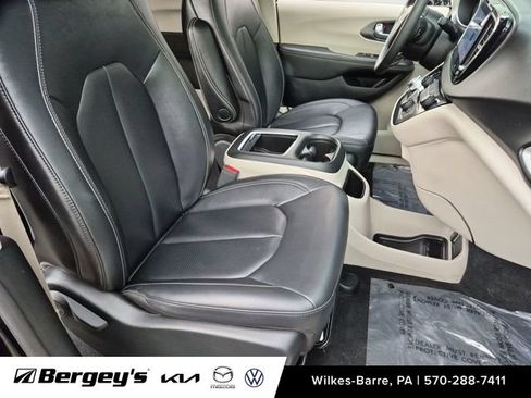 Used 2024 Chrysler Pacifica Touring-L FWD image 27