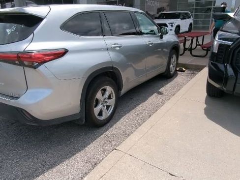 Used 2022 Toyota Highlander LE AWD/4WD image 4