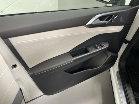 New 2025 Volkswagen Taos SEL image 5