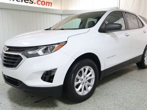 Used 2020 Chevrolet Equinox LS w/ LS Convenience Package AWD/4WD image 2