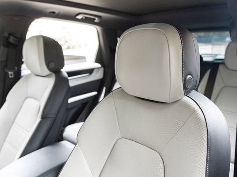 Certified 2025 Porsche Cayenne E-Hybrid AWD/4WD image 24