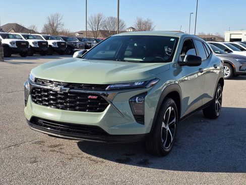 Used 2024 Chevrolet Trax RS image 3