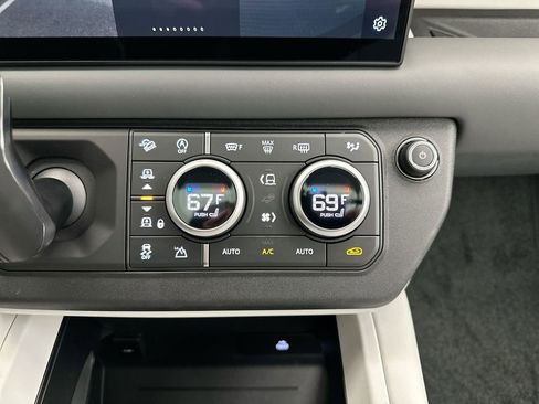 Certified 2025 Land Rover Defender 110 X-Dynamic SE image 18
