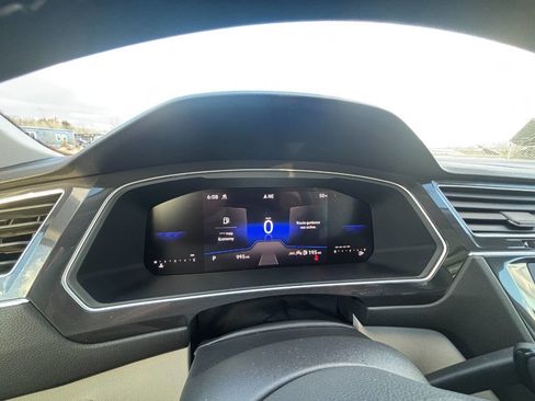 Used 2024 Volkswagen Tiguan SE w/ Panoramic Sunroof Package image 11