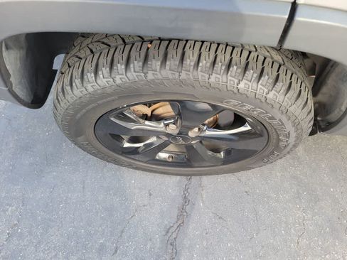 Used 2019 Jeep Cherokee Latitude Plus AWD/4WD image 8