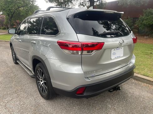 Used 2017 Toyota Highlander SE w/ Carpet Mat Package AWD/4WD image 3