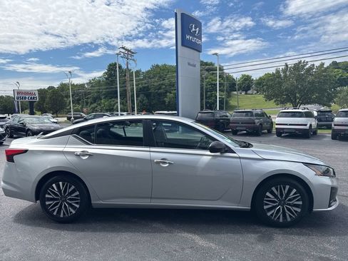 Used 2024 Nissan Altima 2.5 SV FWD image 4