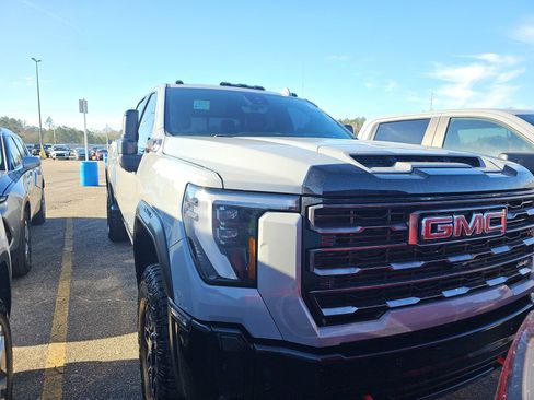 Used 2025 GMC Sierra 2500 AT4X image 3