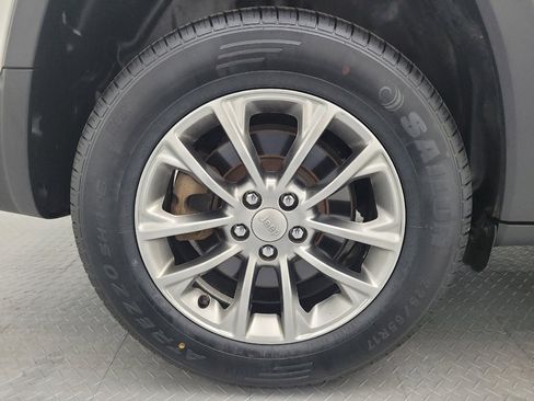 Used 2019 Jeep Cherokee Latitude Plus w/ Cold Weather Group AWD/4WD image 31
