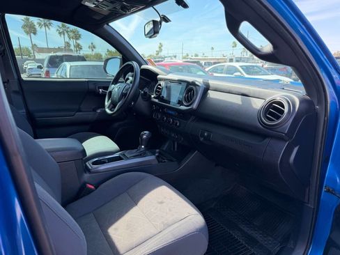 Used 2017 Toyota Tacoma TRD Off-Road w/ Premium & Technology Package AWD/4WD image 26
