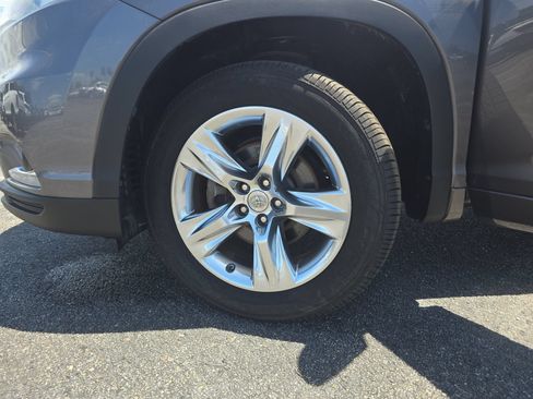 Used 2014 Toyota Highlander Limited w/ Driver Technology Package FWD image 29