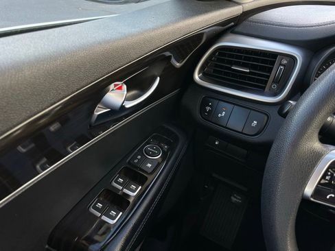 Used 2019 Kia Sorento LX image 21