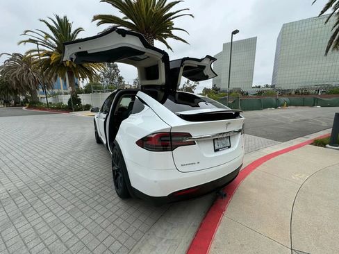 Used 2018 Tesla Model X 75D AWD/4WD image 5