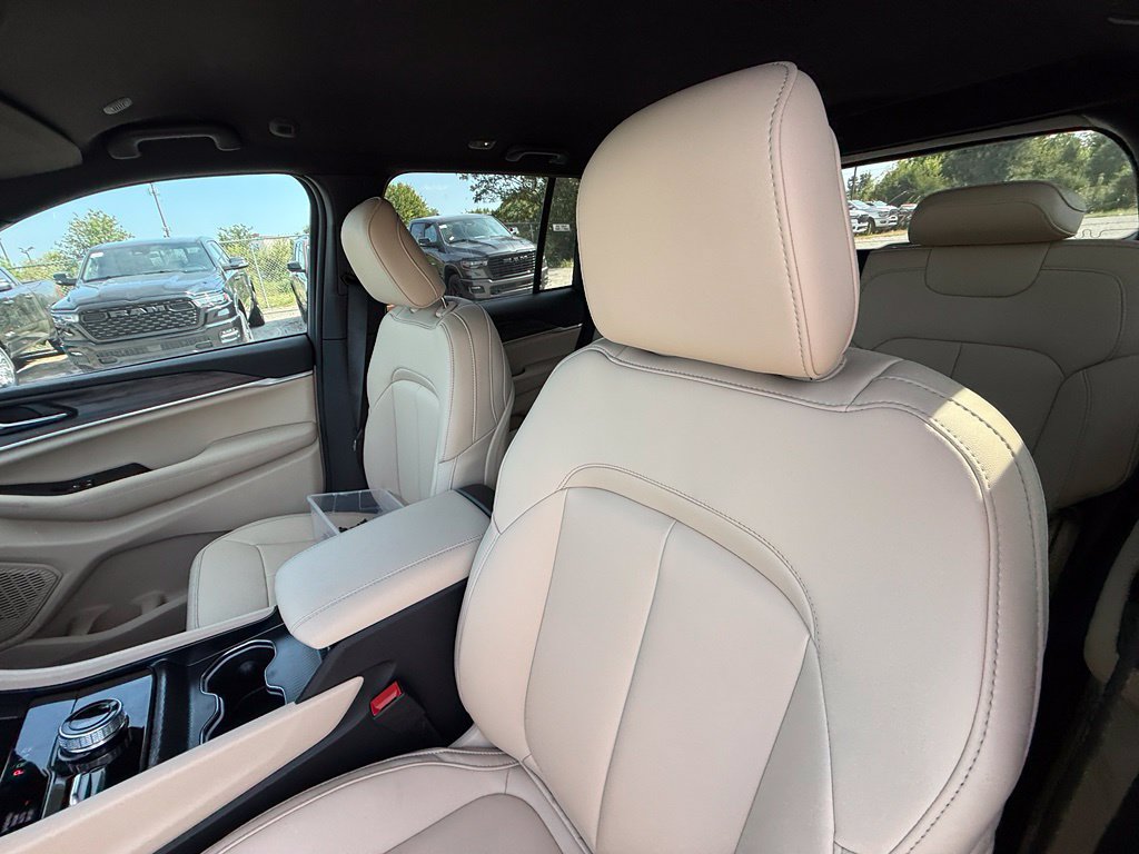 New 2027 Jeep Grand Cherokee Limited AWD/4WD image 12