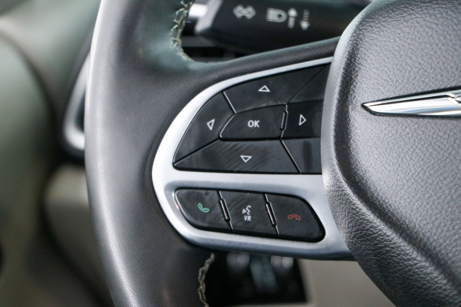 Used 2024 Chrysler Pacifica Touring-L FWD image 13