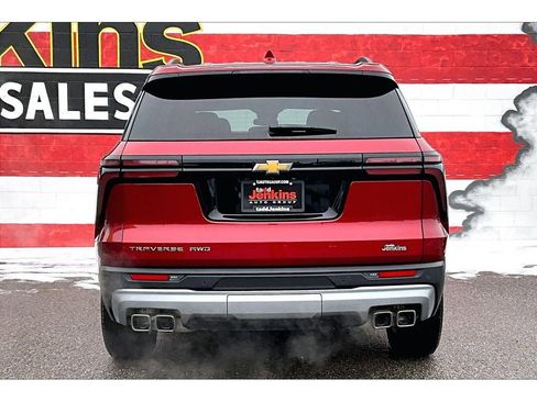 Used 2025 Chevrolet Traverse LT image 4
