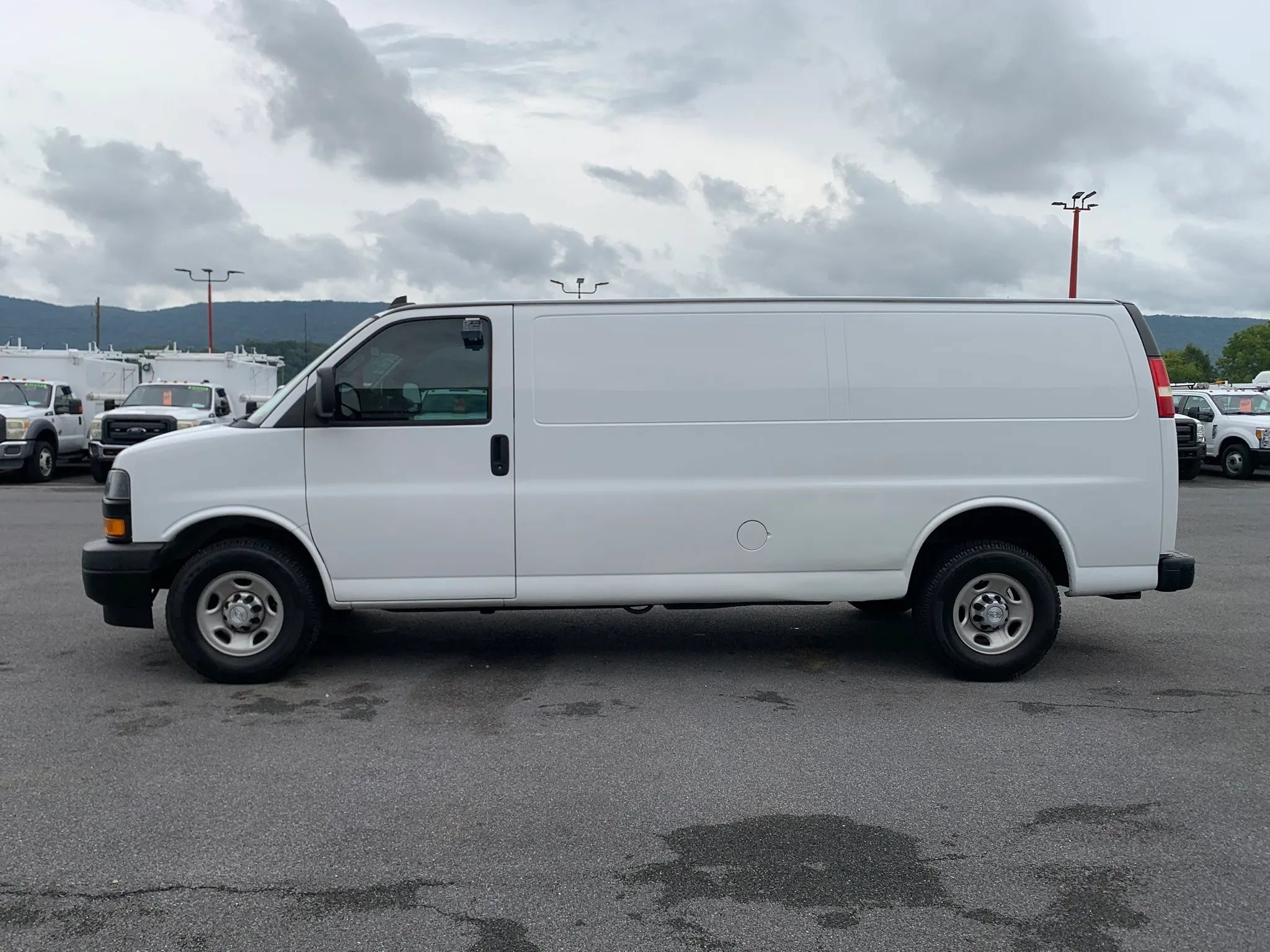 Used 2018 Chevrolet Express 3500 Extended w/ Driver Convenience Package RWD image 5