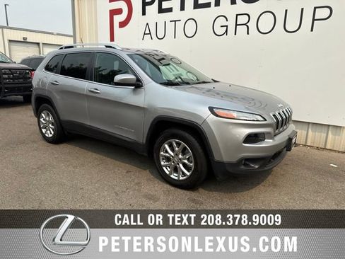 Used 2018 Jeep Cherokee Latitude Plus FWD image 2