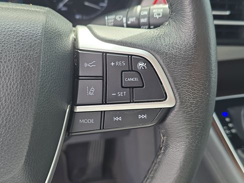 Used 2022 Toyota Sienna XLE FWD image 32