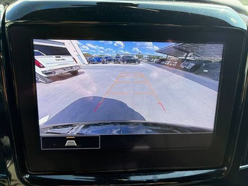 Used 2023 Chevrolet Traverse LT FWD image 9