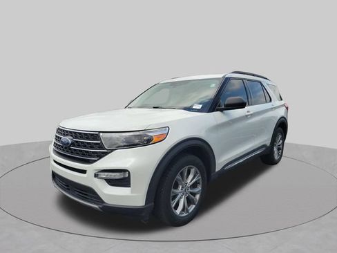Used 2020 Ford Explorer XLT w/ Equipment Group 202A AWD/4WD image 12