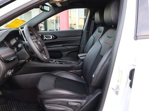 Used 2024 Jeep Compass Trailhawk image 7