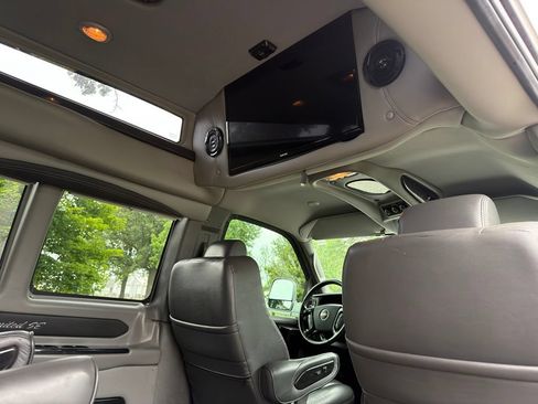 Used 2018 GMC Savana 3500 Extended RWD image 27
