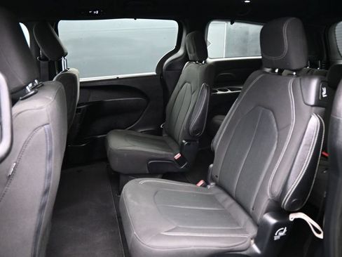 Used 2020 Chrysler Pacifica Touring w/ S Appearance Package FWD image 24