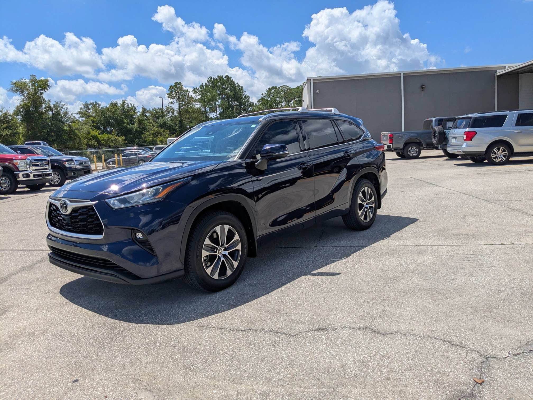 Used 2020 Toyota Highlander XLE AWD/4WD image 8