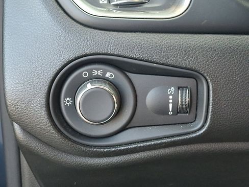 Used 2023 Jeep Renegade Latitude AWD/4WD image 25