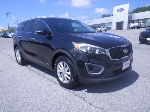 Used 2017 Kia Sorento AWD w/ LX Convenience Package image 1