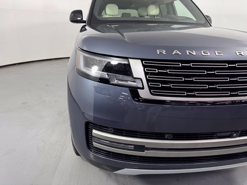 Used 2025 Land Rover Range Rover SE AWD/4WD image 3