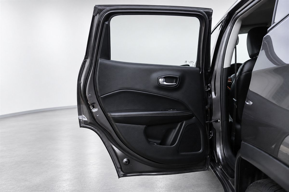 Used 2018 Jeep Compass Latitude FWD image 16
