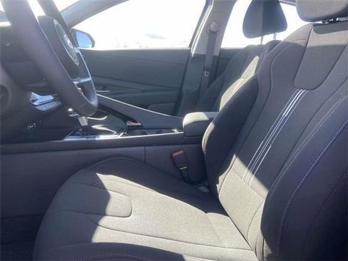 Used 2025 Hyundai Elantra SEL image 3