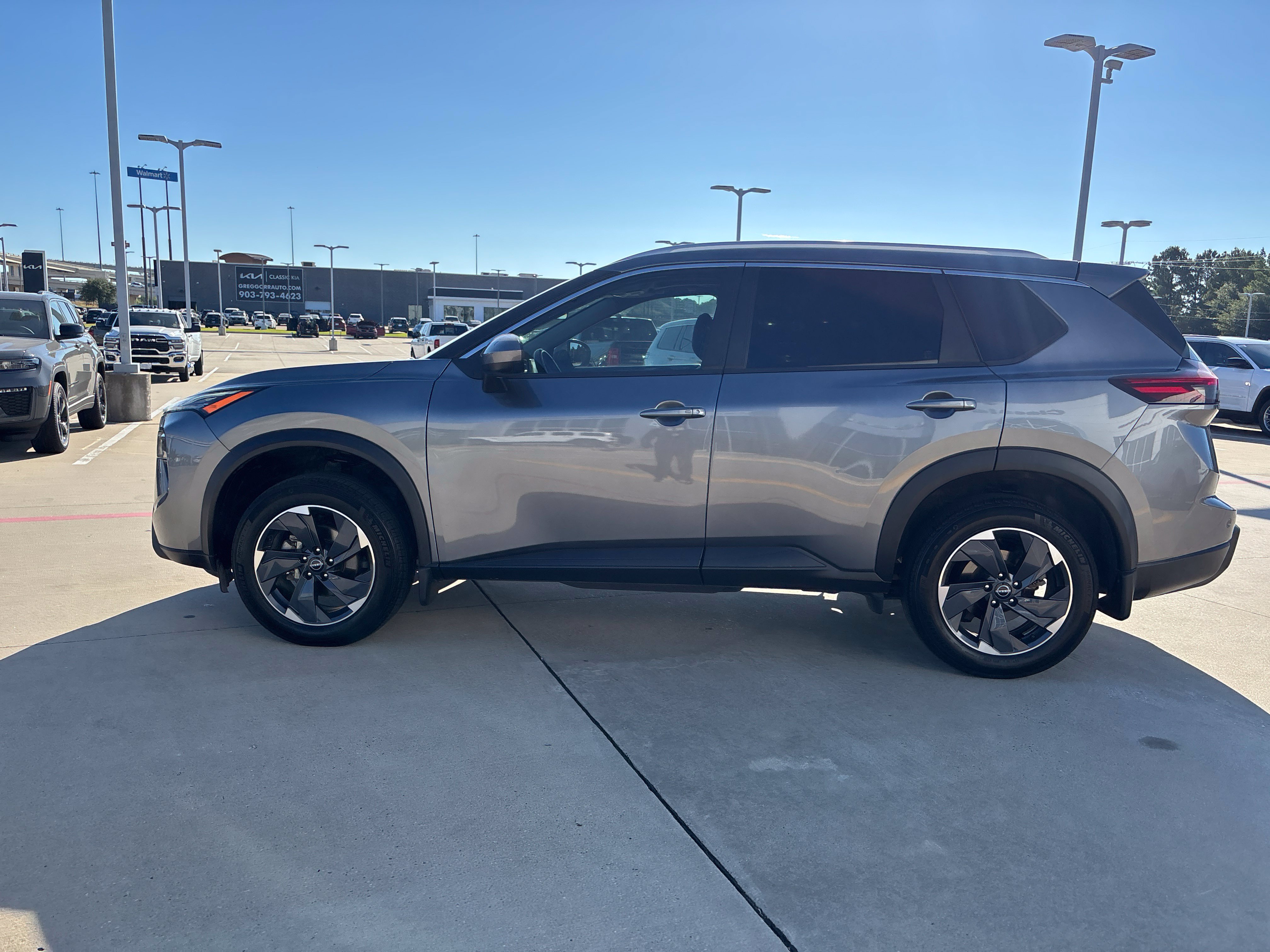 Used 2024 Nissan Rogue SV w/ SV Premium Package FWD image 5