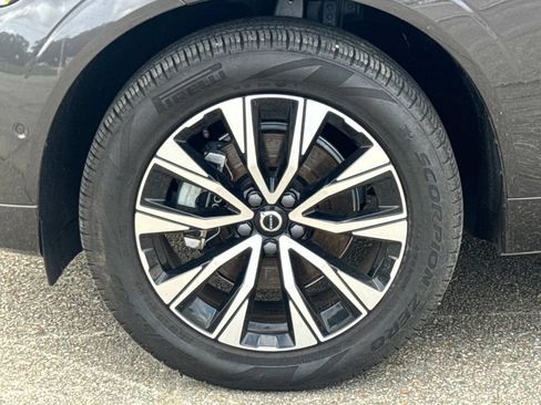 Certified 2025 Volvo XC60 B5 Plus AWD/4WD image 5