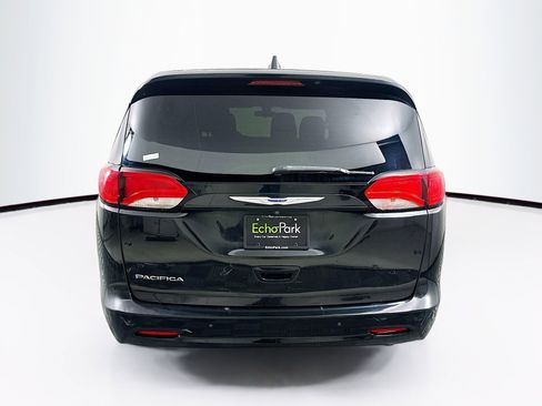 Used 2018 Chrysler Pacifica L image 7