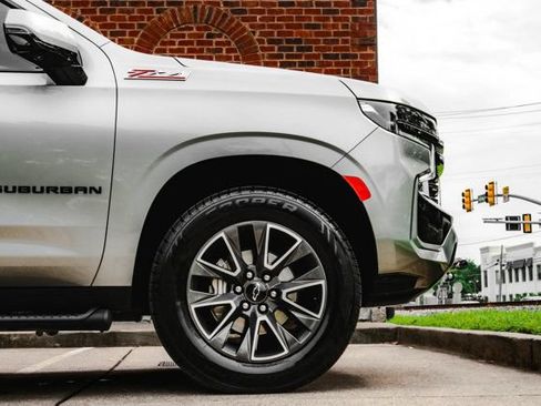 Used 2024 Chevrolet Suburban Z71 w/ Luxury Package AWD/4WD image 5