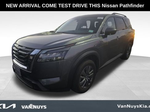 Used 2025 Nissan Pathfinder SV image 2