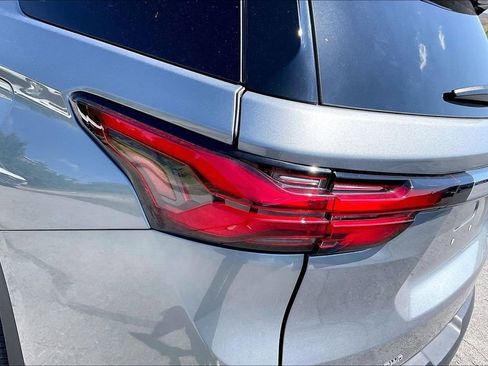 Used 2023 Chevrolet Traverse LT AWD/4WD image 28