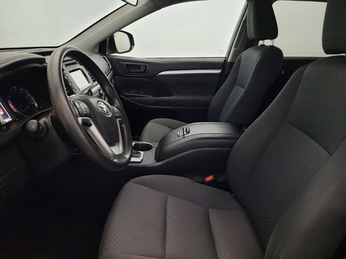 Used 2019 Toyota Highlander LE AWD/4WD image 17