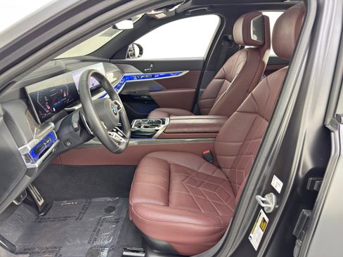 Used 2025 BMW 740i w/ Premium Package image 18